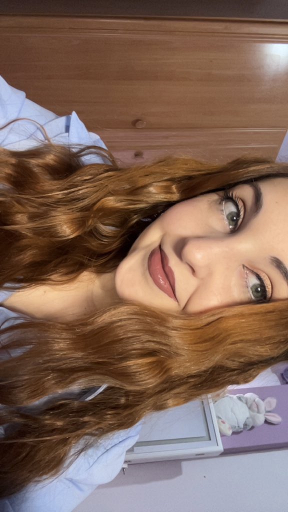 👩🏻‍🦰