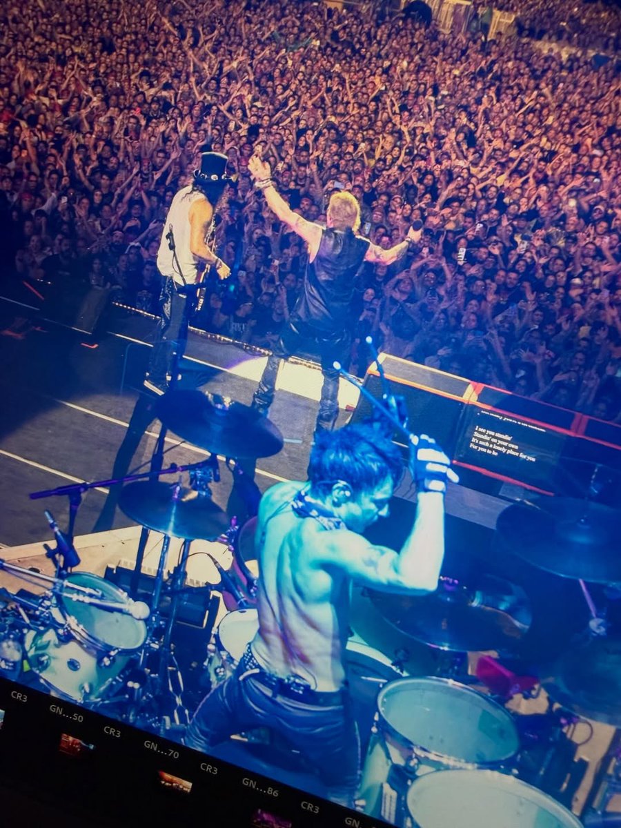 SlashNews1's tweet image. More pics from São Luís, Brazil - April 21
Ph: CJ Hammond, Bruno Lima, Vanessa Santos 

#Slash #DuffMcKagan #AxlRose #gnr #gunsnroses