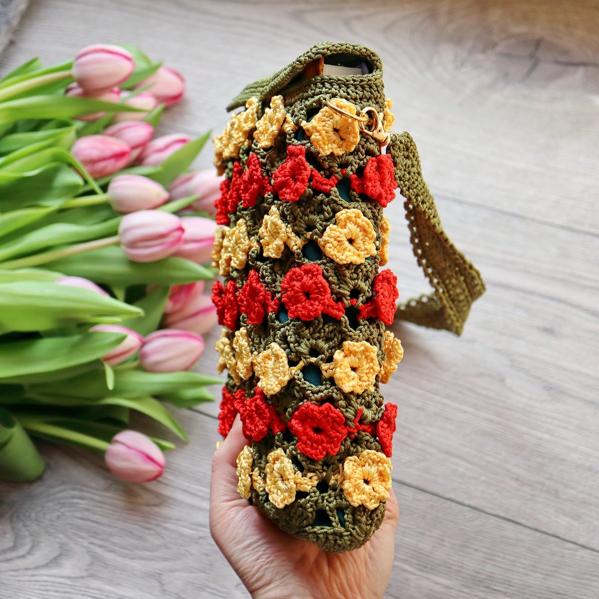 ArtMorfic's tweet image. Some projects feel like they belong to quiet afternoons. This floral crochet book sleeve pattern adds soft texture and gentle structure while keeping your books protected and cozy.

Get it at ArtMorfic.com or ArtMorfic.Etsy.com

#crochetpattern #bookish #crochetbag