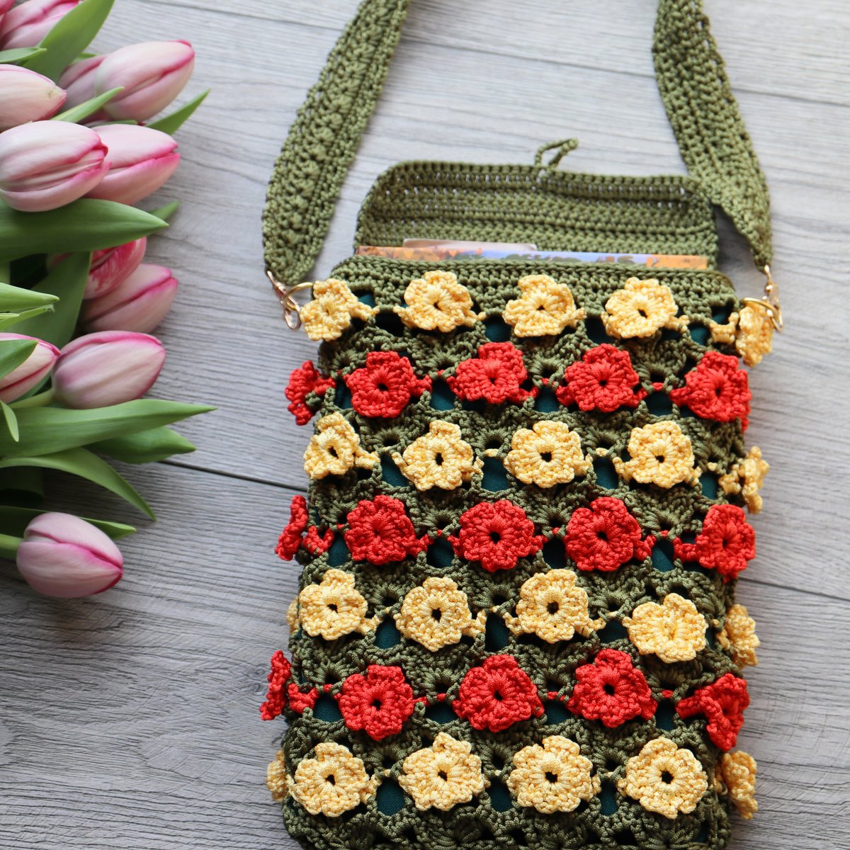 ArtMorfic's tweet image. Some projects feel like they belong to quiet afternoons. This floral crochet book sleeve pattern adds soft texture and gentle structure while keeping your books protected and cozy.

Get it at ArtMorfic.com or ArtMorfic.Etsy.com

#crochetpattern #bookish #crochetbag