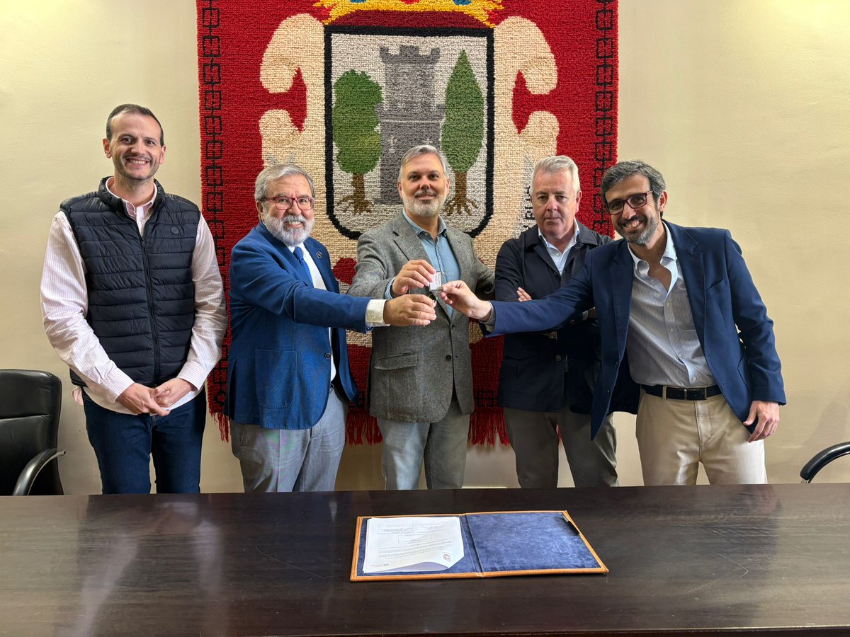 EfeExtremadura's tweet photo. El @Ayto_Plasencia  y la Asociación Española Contra el Cáncer han firmado un convenio de colaboración por el que el consistorio cede el uso de una vivienda municipal para destinarla a piso de acogida para pacientes oncológicos y sus familiares https://t.co/JPx2SwcsMV