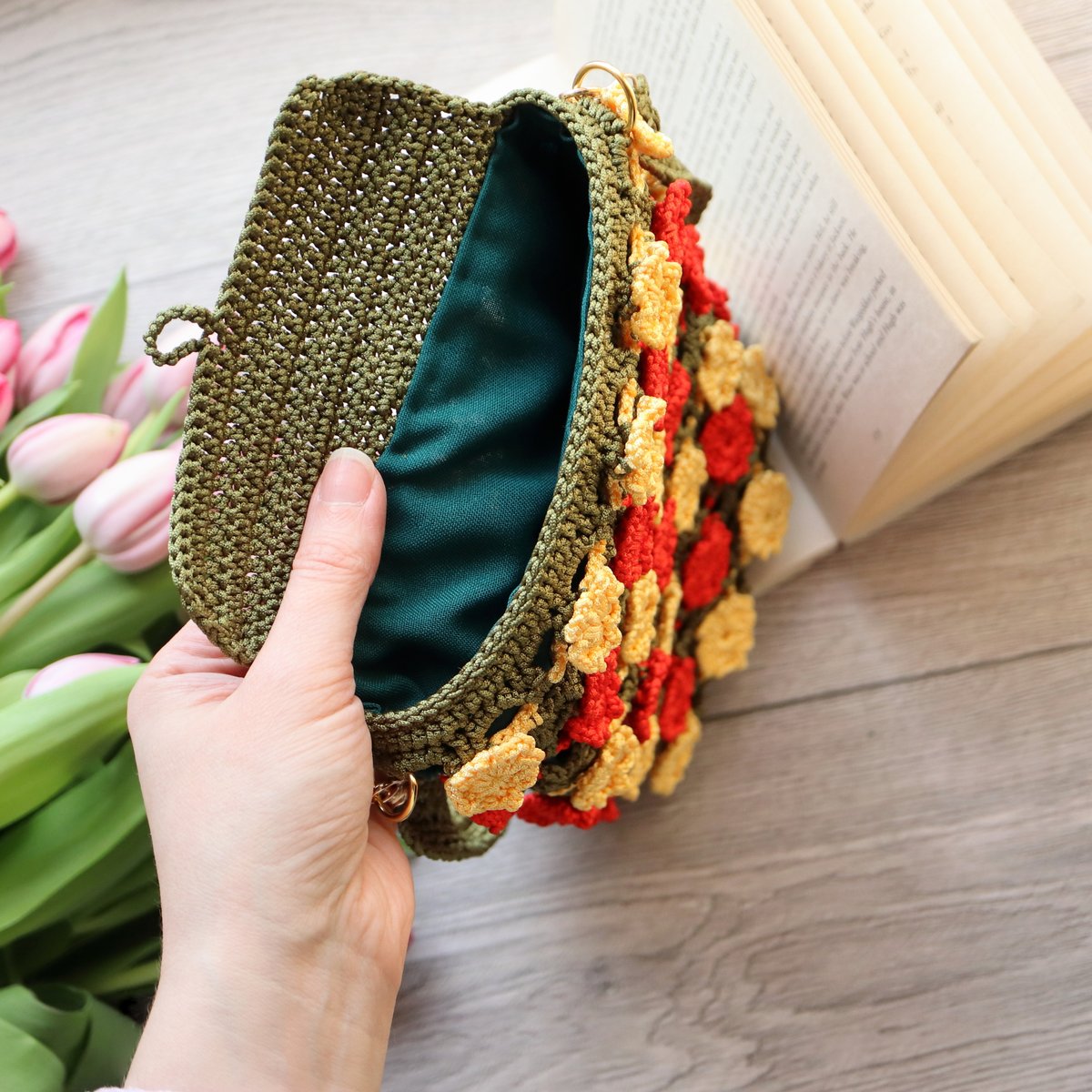 ArtMorfic's tweet image. Some projects feel like they belong to quiet afternoons. This floral crochet book sleeve pattern adds soft texture and gentle structure while keeping your books protected and cozy.

Get it at ArtMorfic.com or ArtMorfic.Etsy.com

#crochetpattern #bookish #crochetbag