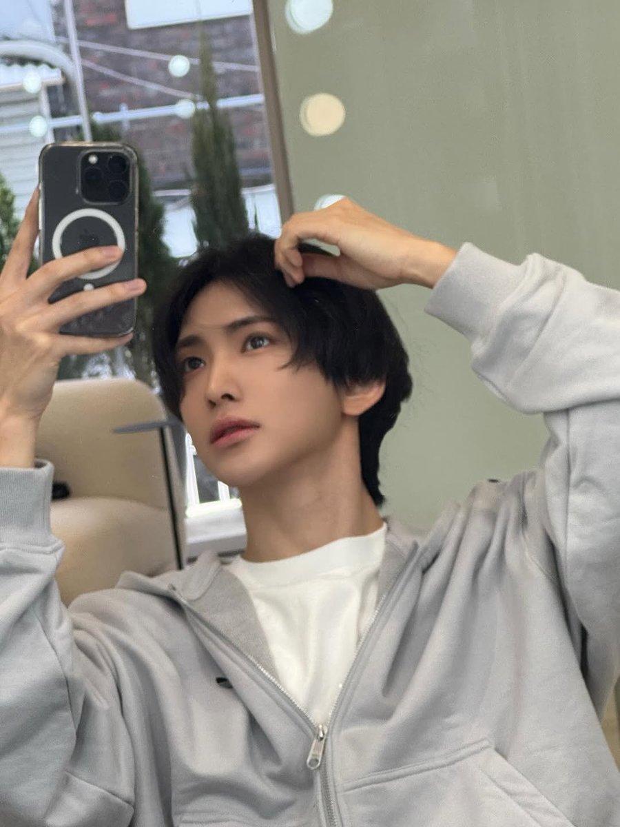 lew__S2's tweet image. 260424 @ euiwoong.lew 게시물 업로드
🌆
#템페스트 #TEMPEST #LEW #루 #이의웅