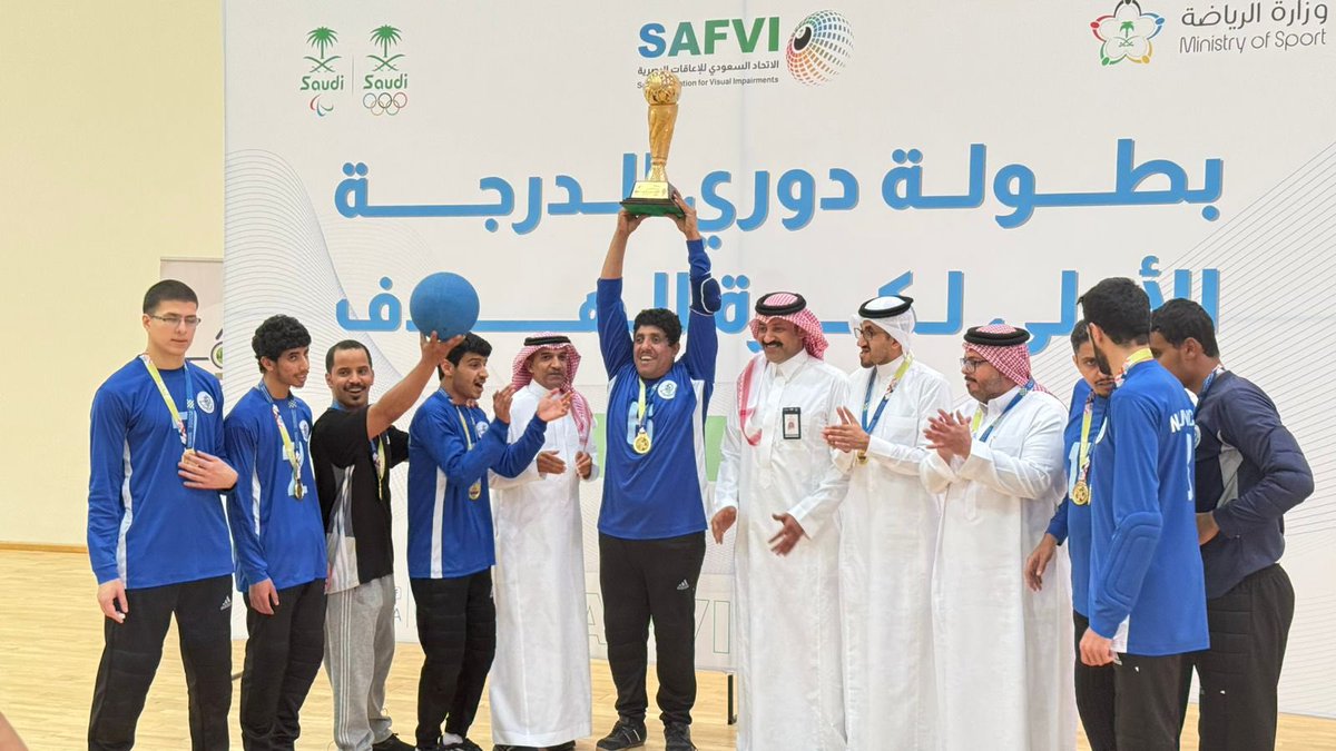 Majed34379862's tweet photo. الحمدلله والشكر لله تم تتويجنا بالمركز الاول وحصولنا على كاس دوري الدرجه الأولى لكره الهدف #نجران_الآن #كفيف #ماتشيدا_الاهلي https://t.co/IimzqRQinv