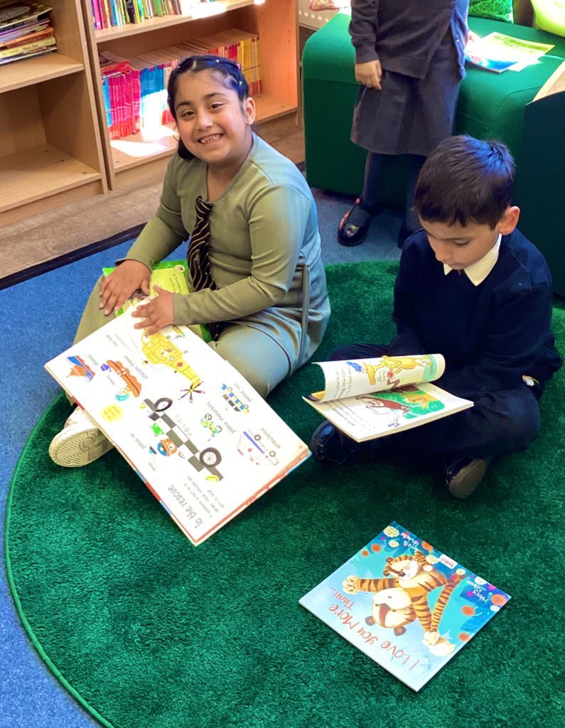 HolyFam_Rec's tweet photo. We had such a lovely time in our library choosing our new books from @lonbookproject, enjoying looking through them together. We absolutely love stories and couldn’t wait to explore our new favourites! 📚💛✨ #ReadingHFB10 https://t.co/heb8tPDmcS