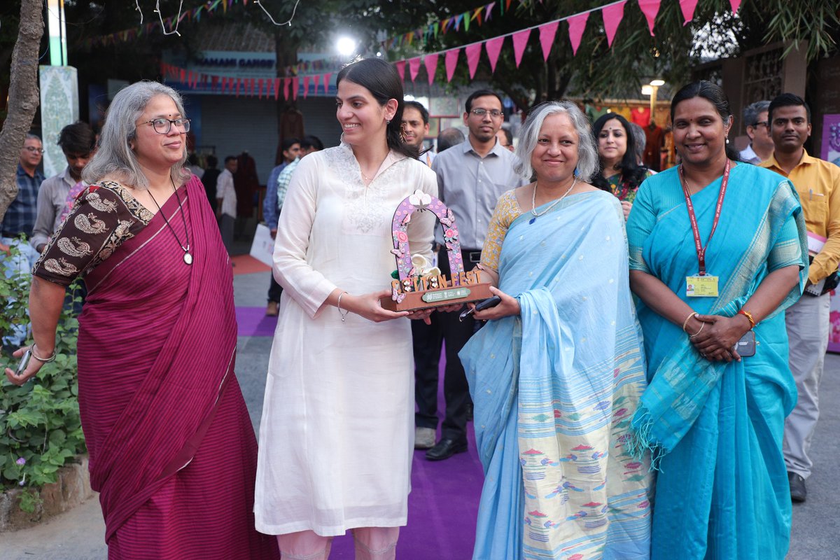 Ministry of Textiles tweet media