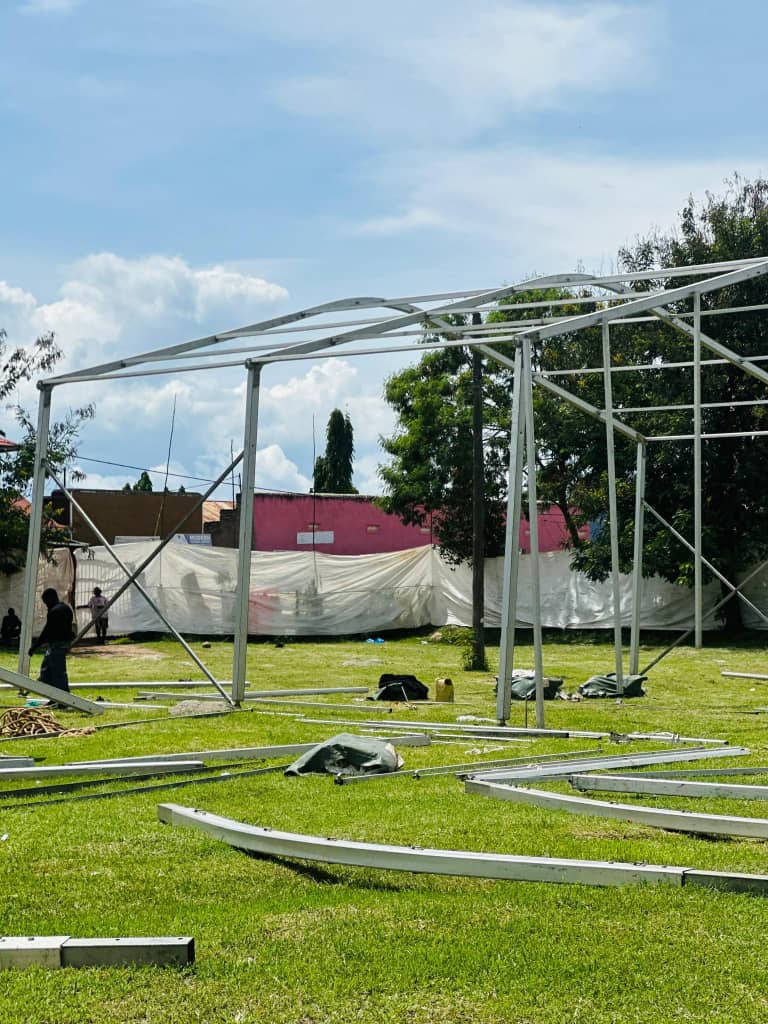 bundibugyoblogs's tweet image. Platinum tables being arranged @Rwenzori Square, kasese in preparations for the #Heli Beibe Live In Concert that's happening tomorrow

#HeliBeibeLiveInConcerr