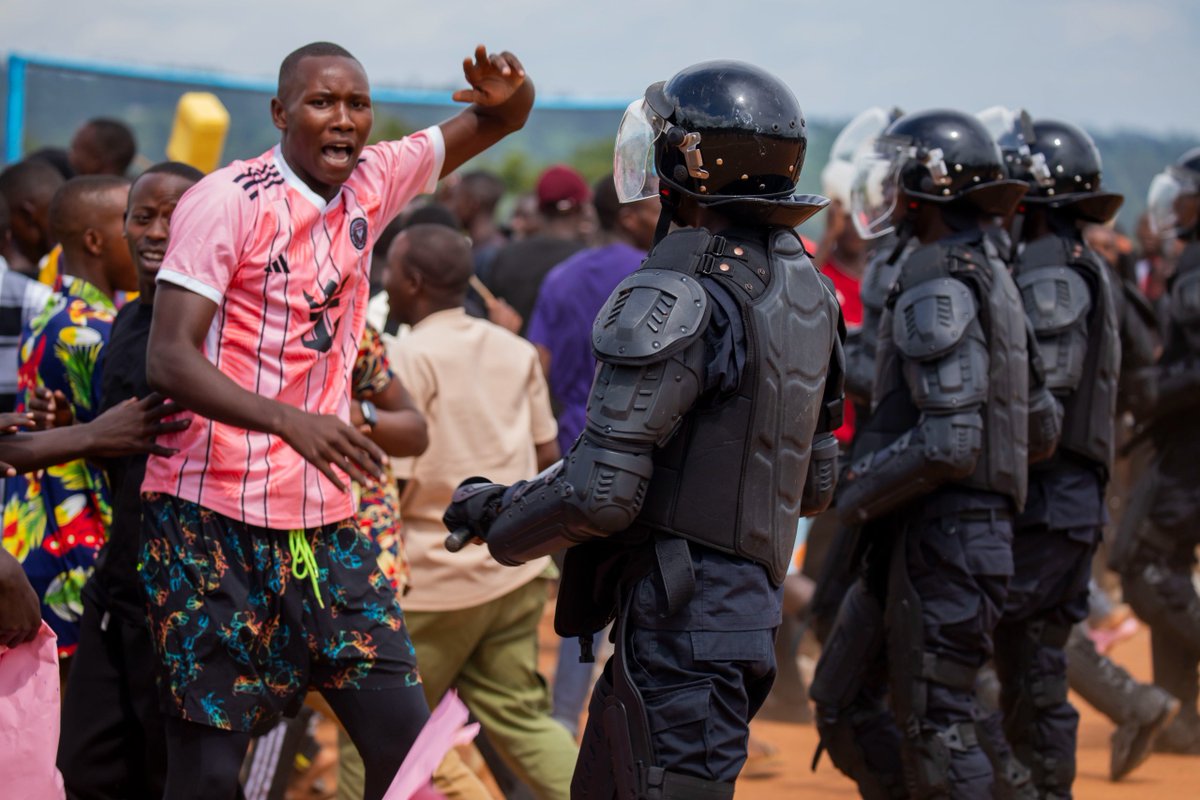 Rwandapolice's tweet photo. Uyu munsi, 

Umuyobozi Mukuru wa Polisi y’u Rwanda wungirije ushinzwe ibikorwa, CP Vincent Sano yasoje ku mugaragaro icyiciro cya 4/26 cy’amahugurwa y'ibanze yihariye ahabwa abapolisi (Basic Police Special Forces Course). https://t.co/RrXu50sM9C