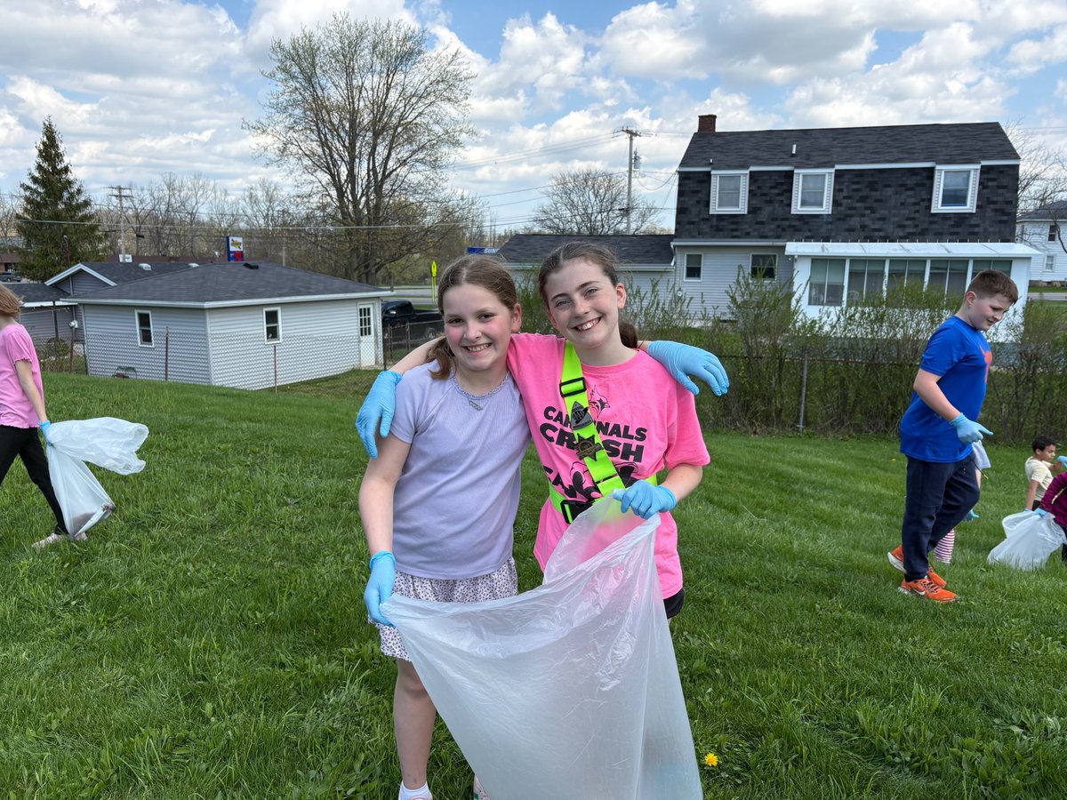 bloomfieldcsd's tweet photo. 🌎 5th Grade Cleans Up on Earth Day! 🌎

This week, our 5th grade students spent some time cleaning up around the Elementary School for Earth Day, doing their part to help the earth and beautiful school grounds. Thanks, 5th graders! 👏

#BCSProud https://t.co/CAiM4FkQZn