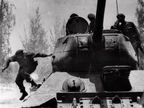 El 24 de abril de 1961, Kennedy asumió toda la responsabilidad por el fracaso de la invasión mercenaria en Girón. Un error monumental que lo persiguió hasta el final. Lección para el imperio: la soberanía de un pueblo no se doblega. #GirónEsHoy 🇨🇺✊