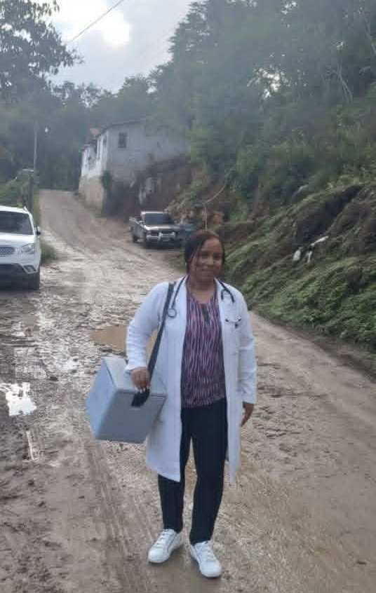 MINSAPCuba's tweet photo. 🇨🇺👩‍⚕️🇬🇹 La doctora que cura donde terminan los mapas y nace la esperanza 

⚕️Nereida Durán Matos cada mañana sale desde Cobán, Guatemala, para una travesía que no siempre se mide en kilómetros, pero sí en vidas salvadas.

Compartimos su historia 👉 https://t.co/82j2SRT2Ad https://t.co/NhcRjynel8