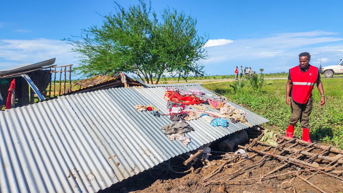 KenyaRedCross's tweet photo. Flood response efforts are ongoing in Lunga Lunga Sub County, Kwale. 

Heavy rains have affected key access roads, including sections of the Likoni–Lunga Lunga Road in Perani, Ramisi, and Lunga Lunga areas, making movement difficult.

More than 300 households have been affected.

Kenya Red Cross is on the ground conducting assessments, raising awareness and working with partners to support affected families.