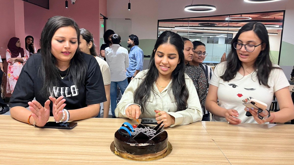 n2s_global's tweet image. Fridays feel better with cake and great people. 🎂
Celebrating teammates who bring positivity every day.

#birthdayfriday #happybirthday #teamcelebration #n2s