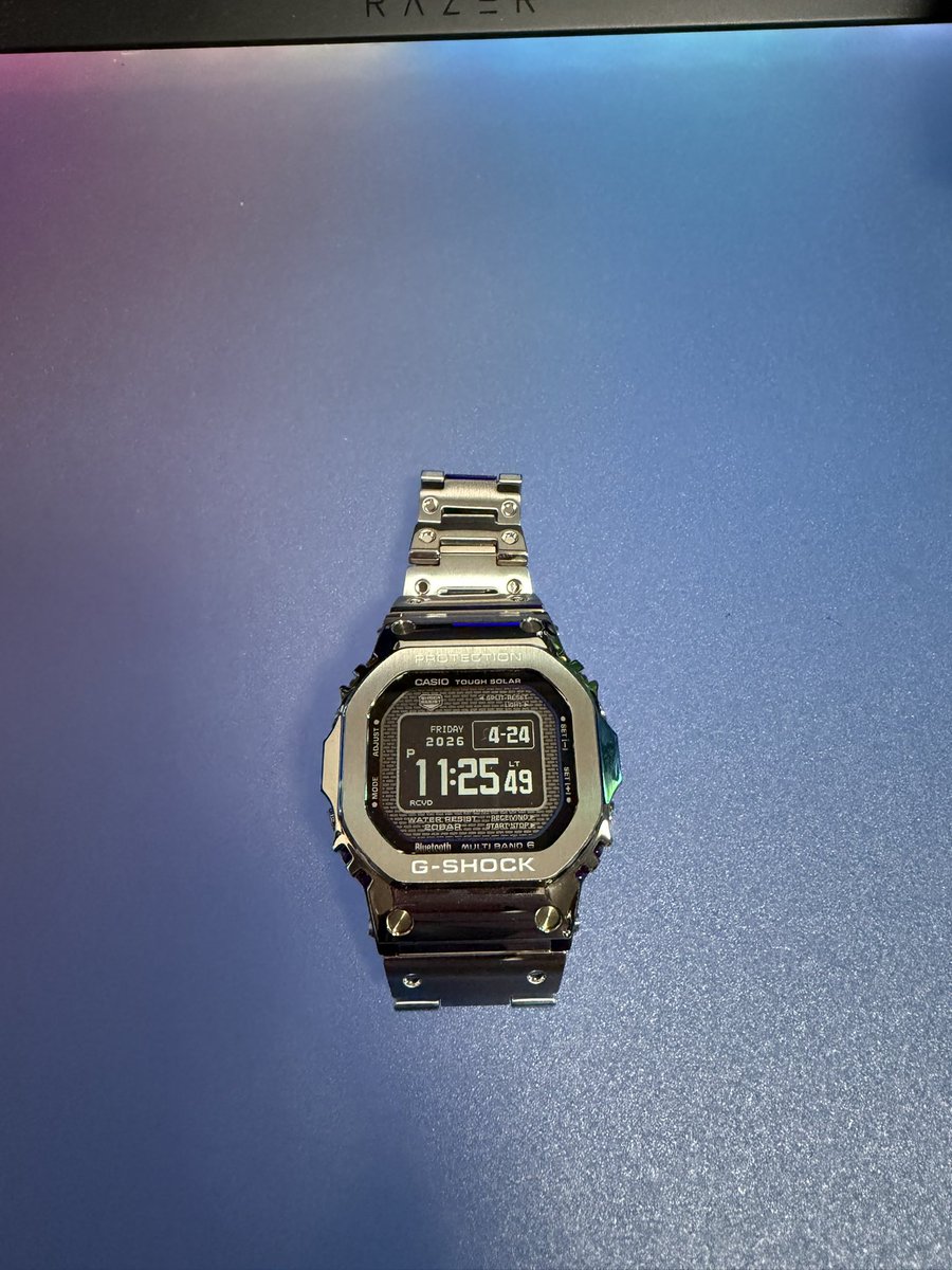 DefVERSUS's tweet image. G-SHOCK「GMW-BZ5000RC」
フルメタルのレインボーGET⌚️
裏面のさりげないレインボーが良き👍
#G-SHOCK