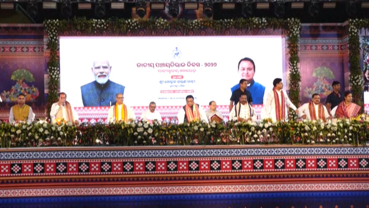 ArgusNews_in's tweet image. #Odisha CM #MohanMajhi attends the state-level National Panchayati Raj Day celebrations in Balangir.
 
Deputy CM Kanak Vardhan Singh Deo, Ministers Rabinarayan Nayak and Dr. Mukesh Mahaling, MLAs Laxman Bag and Naveen Jain, Zilla Parishad Chairperson Debaki Sahu, Panchayati Raj