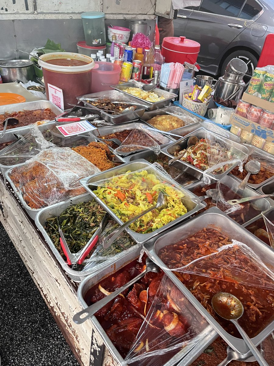 Nasi Lemak Sri Pandan sebelah Ampang Point. 

Sampai mampus aku akan makan nasi lemak akak ni.