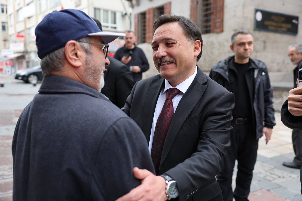 Valimiz Sayın Gökmen Çiçek, Melikgazi ilçemize bağlı Cumhuriyet Mahallesi Tennuri ve Millet Caddesi’nde gerçekleştirdiği ziyarette esnaf ve vatandaşlarımızla bir araya gelerek, sohbet etti.