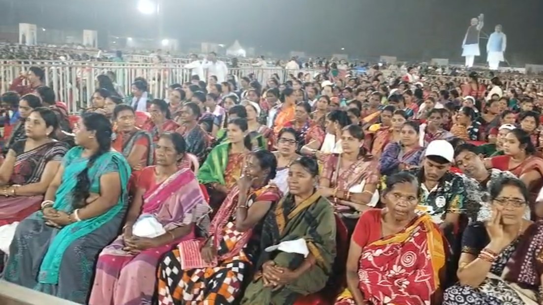 ArgusNews_in's tweet image. #Odisha CM #MohanMajhi attends the state-level National Panchayati Raj Day celebrations in Balangir.
 
Deputy CM Kanak Vardhan Singh Deo, Ministers Rabinarayan Nayak and Dr. Mukesh Mahaling, MLAs Laxman Bag and Naveen Jain, Zilla Parishad Chairperson Debaki Sahu, Panchayati Raj