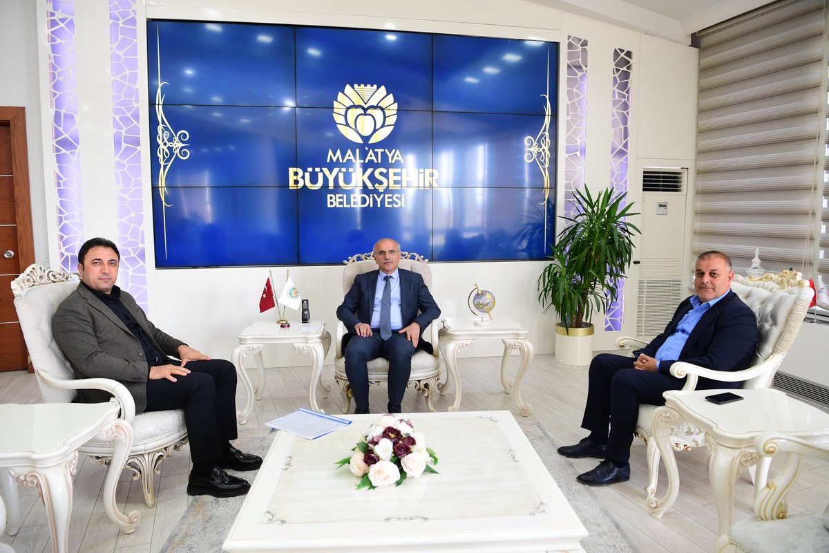 gokhangok44's tweet photo. Şehrimizin geleceği için kararlılıkla ve büyük bir sorumluluk bilinciyle çalışmalarını sürdüren Cumhur İttifakı Malatya Büyükşehir Belediye Başkanımız Sayın Sami Er’i, Kuluncak Belediye Başkanımız Erhan Cengiz ile birlikte ziyaret ederek verimli bir istişare gerçekleştirdik.

Cumhur İttifakı ruhuyla, milletimizin emanetine sahip çıkarak durmadan, yorulmadan çalışmaya devam edeceğiz. 

Nazik misafirperverlikleri ve samimi sohbetleri için Sayın Büyükşehir Belediye Başkanımıza teşekkür ediyor, çalışmalarında başarılar diliyorum.