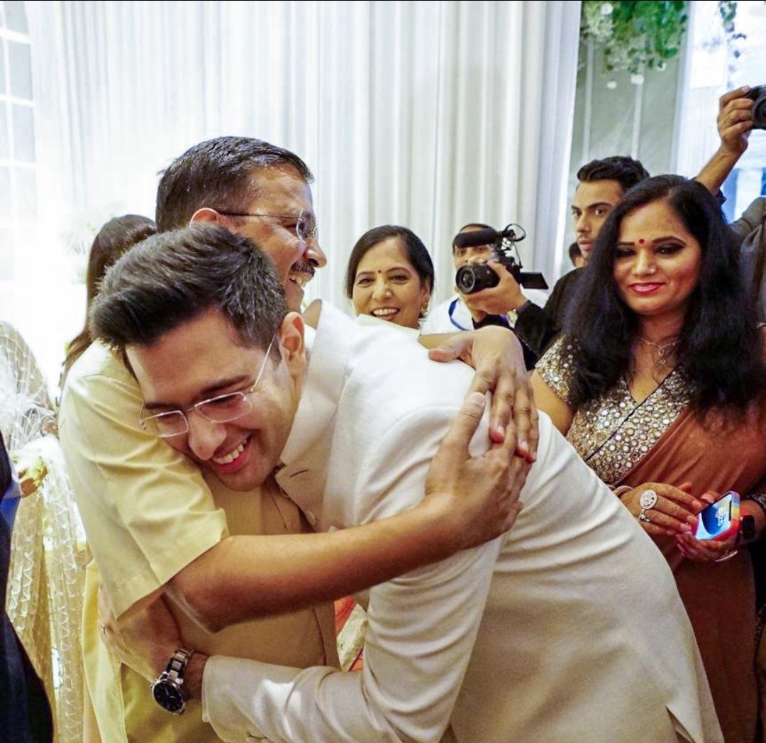 बाबुल की दुआएँ लेती जा,
जा तुझको सुखी संसार मिले,

मायके की कभी न याद आए,
ससुराल में इतना प्यार मिले।

ससुराल में इतना प्यार मिले...
जा तुझको सुखी संसार मिले।

अरविंद केजरीवाल और राघव चड्ढा की जोड़ी कमाल की थी।