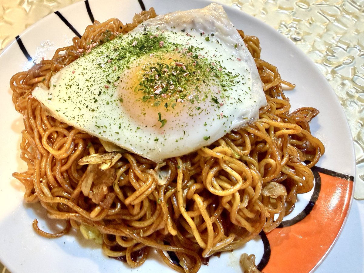 kogelunch's tweet image. 焼かない焼きそばを許さない運動をしているので、焼きそばUFOは必ずフライパンで焼いてから目玉焼きをのっけて食べます
#QOL