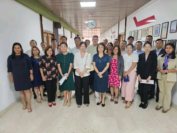 El Vice 1er Ministro Oscar Pérez-Oliva Fraga sostuvo un diálogo fructífero con los representantes de las empresas 🇨🇳 en 🇨🇺
<a href="/polivaoscar/">Oscar Pérez-Oliva Fraga</a> y el Embajador #HuaXin coincidieron en que  la cooperación económica y comercial entre #China y #Cuba logrará resultados positivos superiores.