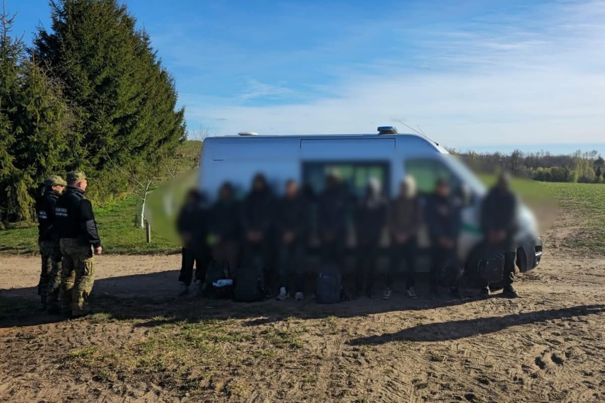 Granica polsko-litewska pod natarciem migrantów.

Tylko w ciągu ostatnich dwóch dni Straż Graniczna ujawniła 53 nielegalnych migrantów i 4 kurierów. Upychani w busach czy odbierani spod pinezek w telefonach - logistyka, jak w zorganizowanym biznesie.

SG zatrzymuje kolejnych, ale