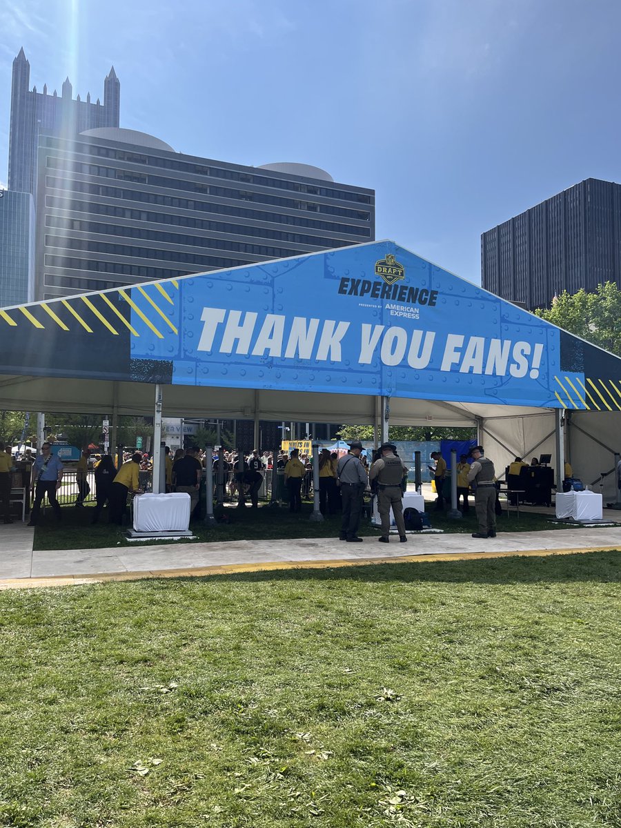 emberfaee's tweet photo. Fans have started lining up at the NFL Draft’s Point State Park entrance for the second day of the draft experience. @TribLIVE https://t.co/2Z24VBrgVv
