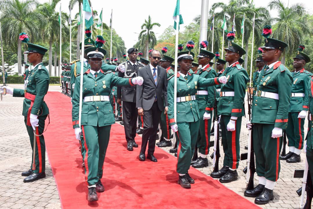 SONNALIVE's tweet image. In #Abuja, #Somalia’s new Ambassador to #Nigeria, Mohamed Osman Mohamed, submitted his credentials to Bola Ahmed Tinubu.

Ambassador Mohamed expressed his commitment to enhancing cooperation and fostering mutual understanding between the two nations.