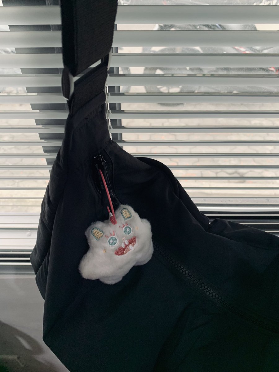 saorssa's tweet photo. CUMA 11RB AN⁉️😭

nemu keychain/bag charm lucu banget gemas fluffy dan paling penting real pict apalagi murah banget??????? bikin tas aku lebih lucu kaya bawa anak😭💖

check: https://t.co/PRYbzMj7Jt https://t.co/SZKLRk4QXY