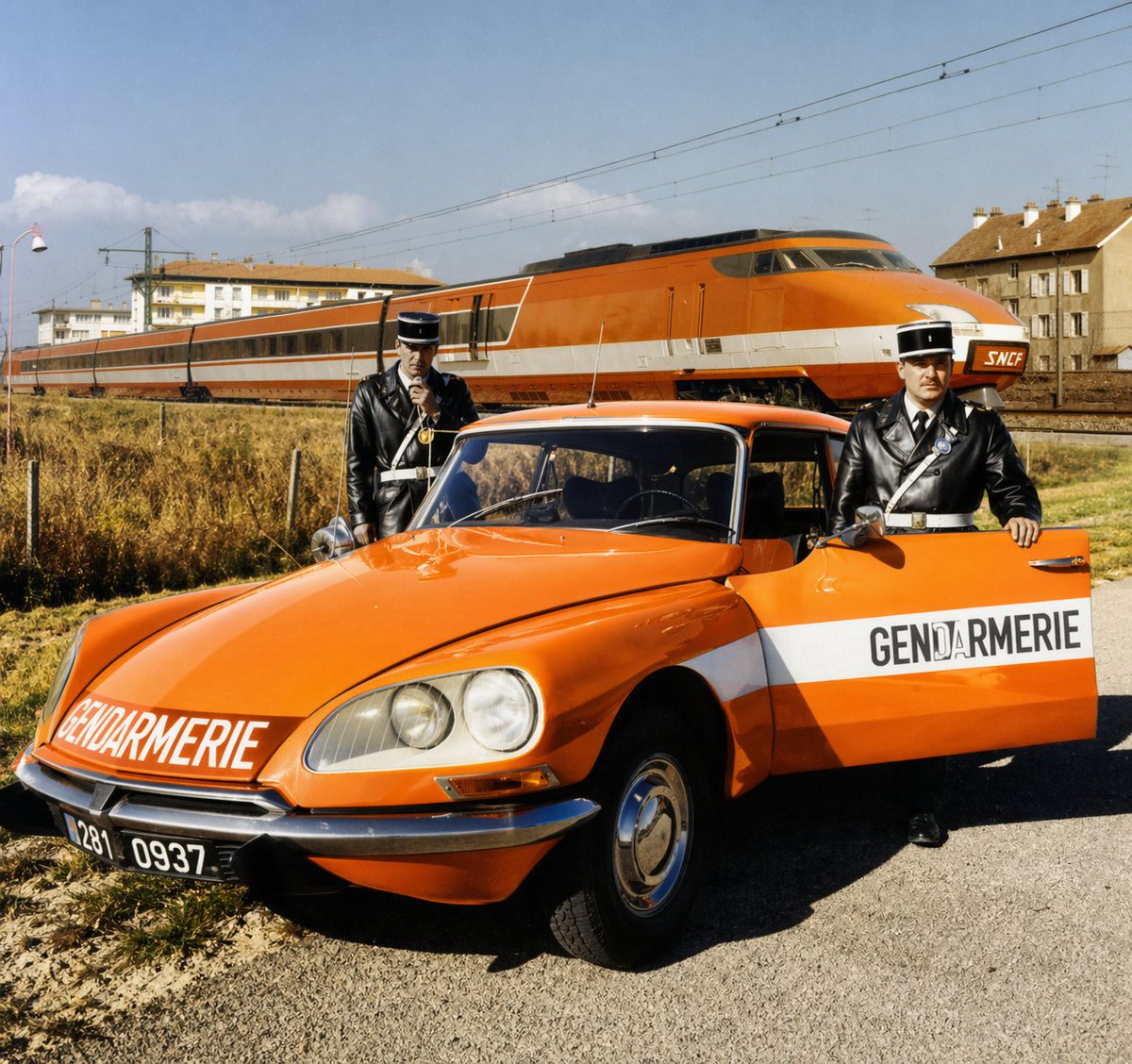 Rétro cars voiture 🚘 la Citroën DS21 SNCF de Gendarmerie 📷la meme teinte  orange du celebre TGV Patrick 001 de 1981 📷 :D IA Le Orange c’est la vie
