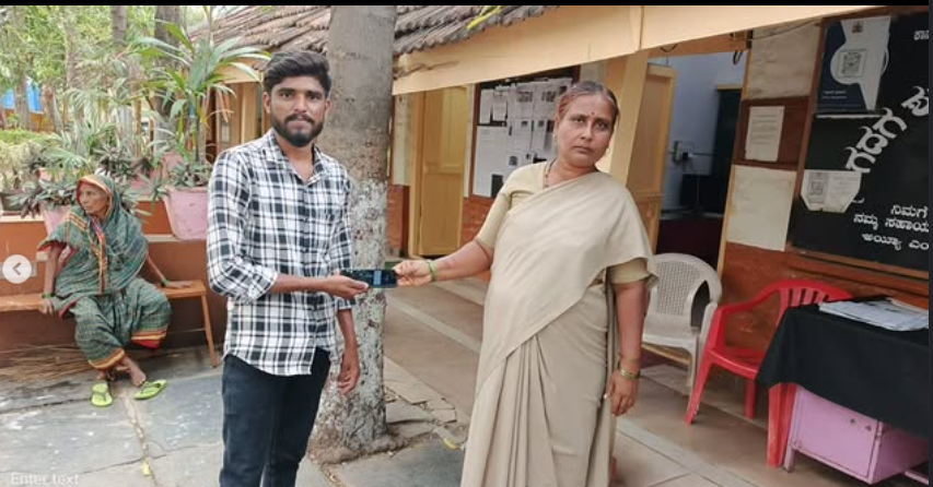 SpGadag's tweet image. ಗದಗ ಶಹರ ಠಾಣಾ ವ್ಯಾಪ್ತಿಯಲ್ಲಿ ಕಳೆದು ಹೋದ ಪರ್ಸ್ ಅನ್ನು, ಆಟೋ ದವರು ತಂದು ಕೊಟ್ಟಿದ್ದು ಮರಳಿ ಮೂಲ ಮಾಲೀಕರಿಗೆ ಒಪ್ಪಿಸಿದ್ದು ಇರುತ್ತದೆ @IgpBelagavi  #Goodwork #Townpolice