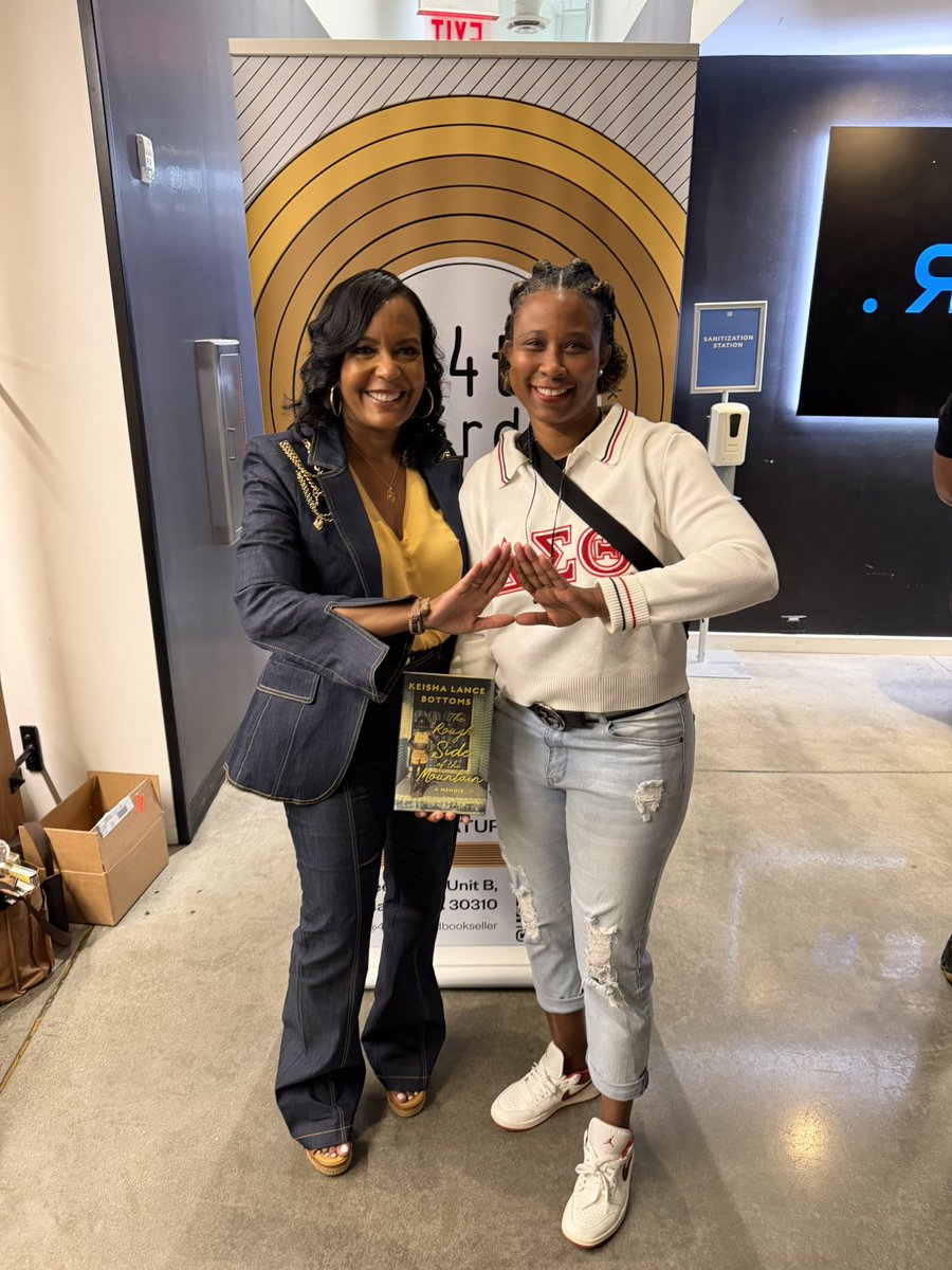 tjsports23's tweet image. Former ATL Mayor, my Soror @KeishaBottoms did her BIG ONE last night with @Kandi moderating — get your copy of her book 📕 then go vote 🗳️ 
So many parallels as a LeadHer, truly inspiring, from one author to another #welldone Queen ❤️