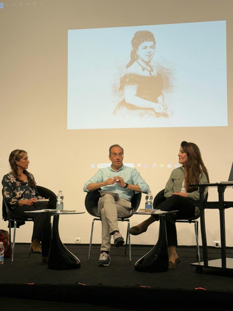 EstefCabello's tweet photo. Fotografía de ayer en la presentación del libro "Ilustres ignoradas: autorías heterodoxas y excéntricas (XIX-XXI)".

Al fondo, nos mira Patrocinio de Biedma. ⚘️
#escritoras #sigloXIX 
#edaddeplata https://t.co/D9xnXs4UzY