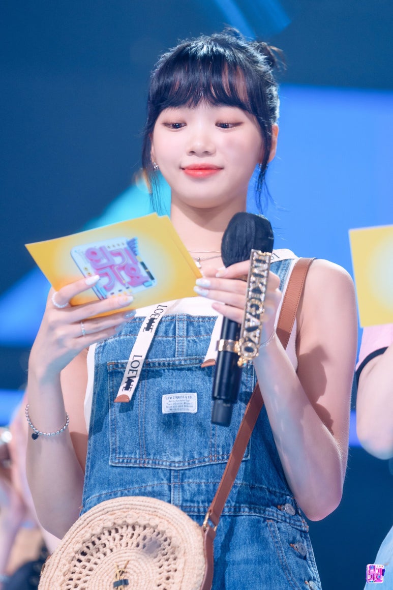 hourly chaewon 🐯 tweet media