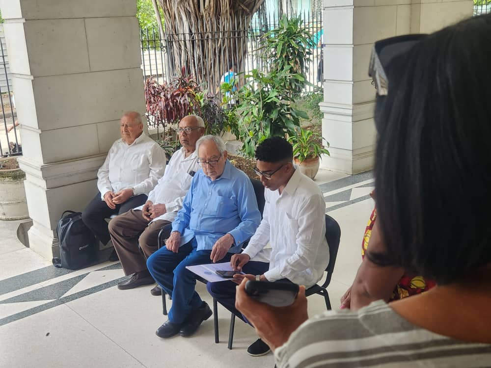 AcnuCuba's tweet photo. En nuestra sede rendimos un sentido homenaje a Raúl Roa, el Canciller de la Dignidad, al conmemorarse el 119 aniversario de su natalicio.
#ACNU https://t.co/KQMYvpBke9