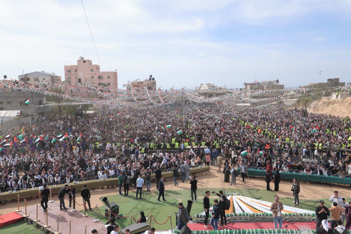 Fahed__Awad's tweet photo. *حشودٌ جماهيريةٌ غفيرة تتوافد لحضور العرس الجماعي الذي تنظّمه عملية الفارس الشهم (3)، بدعمٍ كريم من مؤسسة خليفة الإنسانية، في مشهدٍ يعكس حجم الفرح والمشاركة الواسعة.* https://t.co/u0SxJpzMge