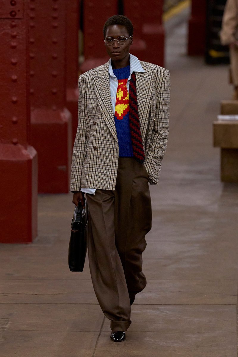 modelsdiaryy's tweet photo. this chanel "superman" sweater is everywhere https://t.co/lx8HTRKghL
