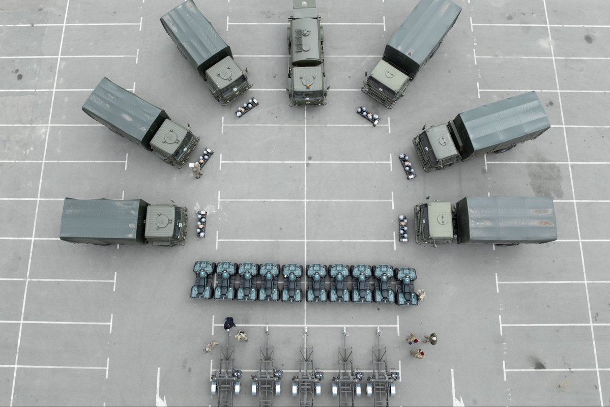 Більше року тому влада наклала на мене незаконні та антиконституційні санкції. Вони й досі боїться прийти до Верховного Суду і чотири місяці зривають засідання. 

Але через заблоковані рахунки перед нами постало питання, що робити із постійною допомогою Збройним Силам України?