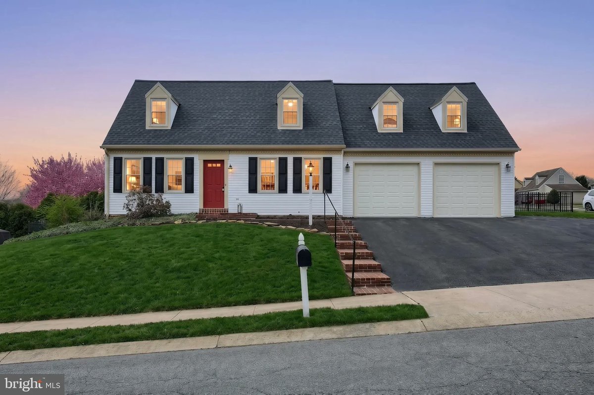 GinterGroup's tweet photo. 3860 Silver Spur Drive, York, PA, 17402
4 bed | 2 bath 2022 Sq. Ft.
Active | 329900
https://t.co/DyEBOeaH1N
Welcome home to this charming and spacious Cape Cod that perfectly blends comfort, functionality, and style! Step outside and you'll immediately appreciate the 2-car... https://t.co/Q5w5vfGLFh