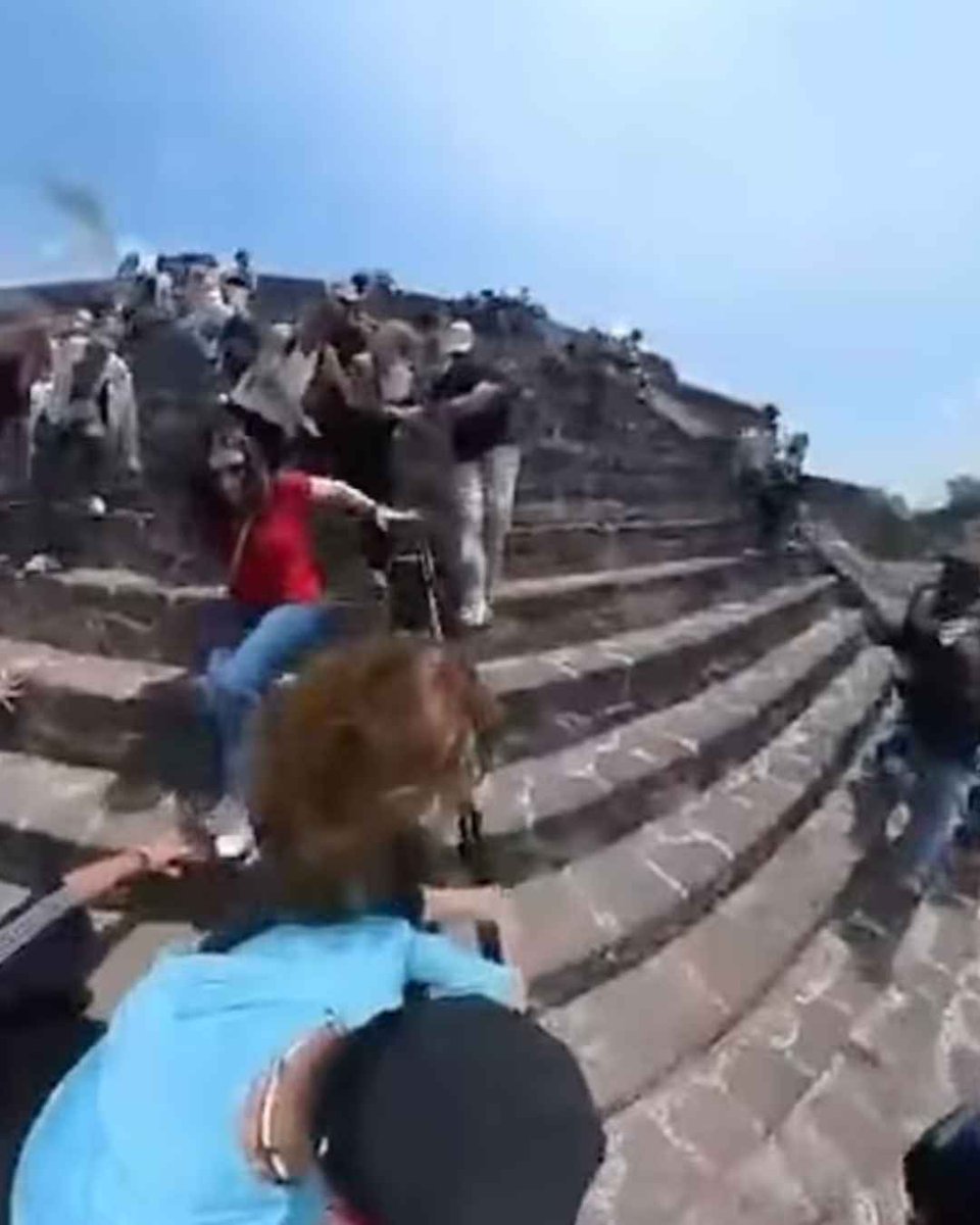 ElFinanciero_Mx's tweet image. Revelan imágenes que muestran la llegada de Julio César, tirador de Teotihuacán, a la Pirámide de la Luna

tinyurl.com/jxv3f5su

📸 Capturas #redessociales