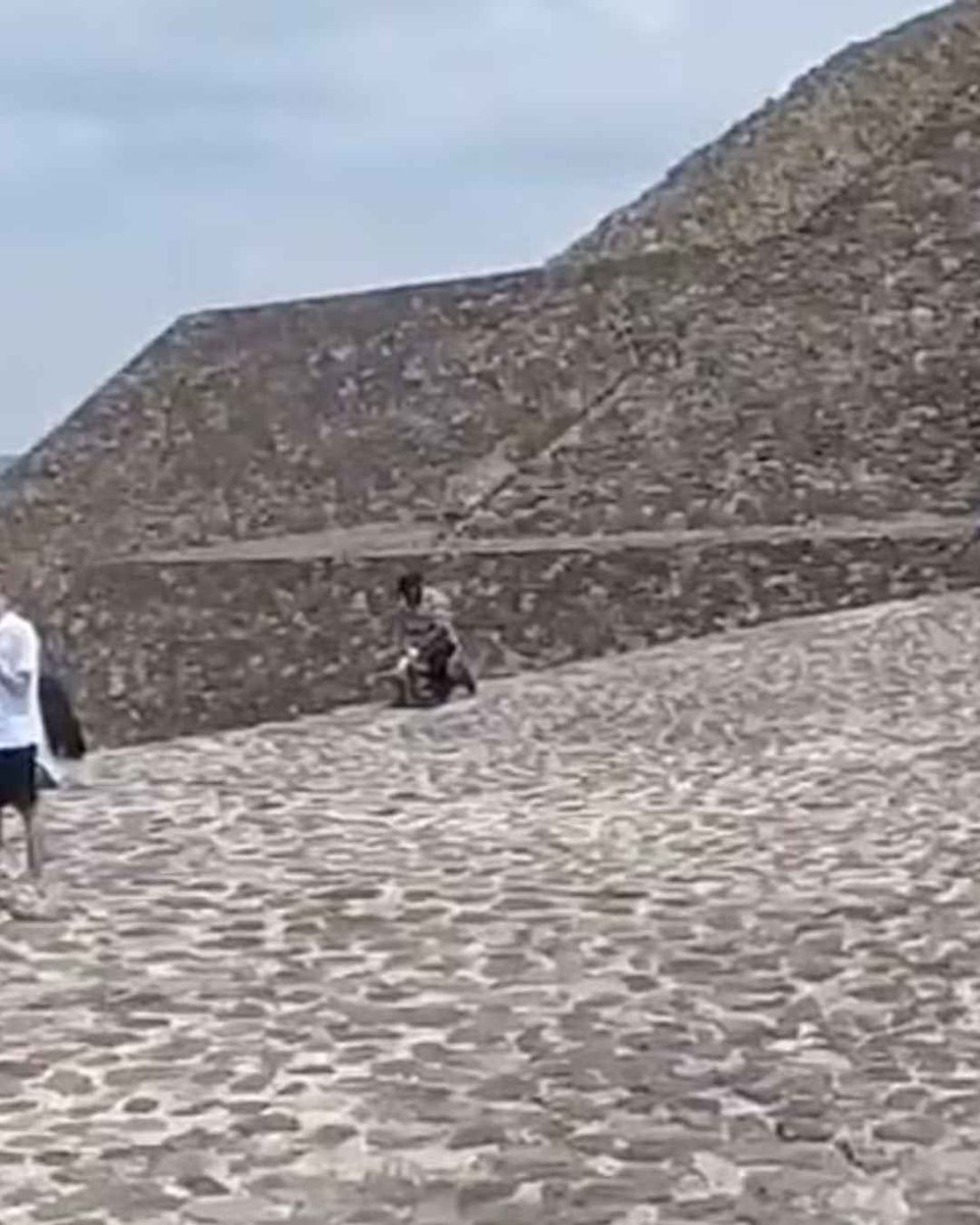 ElFinanciero_Mx's tweet image. Revelan imágenes que muestran la llegada de Julio César, tirador de Teotihuacán, a la Pirámide de la Luna

tinyurl.com/jxv3f5su

📸 Capturas #redessociales