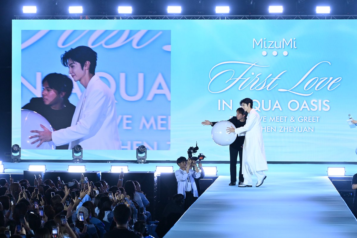 MizuMi__'s tweet image. บรรยากาศคึกคักตลอดทั้งฮอลล์
CHEN ZHEYUAN กับลุคหล่อละมุน ทำเอาแฟน ๆ ใจละลาย 🩵💙

มาพร้อมผิวดูดี ฉ่ำน้ำ เติมความชุ่มชื้นด้วย #กันแดดฟ้าอควา ช่วยให้ผิวดูออร่า✨

ทุกโมเมนต์เต็มไปด้วยรอยยิ้มและความตื่นเต้น🤩 แฟน ๆ ให้การต้อนรับอย่างอบอุ่น

#MizuMi #MizuMixChenZheyuan