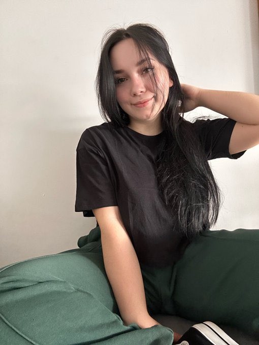 AliceKyle26's tweet photo. Self crush 😻🌚… Happy Friday wish y’all a good day 🤭☺️ https://t.co/1W4XWdrg14
