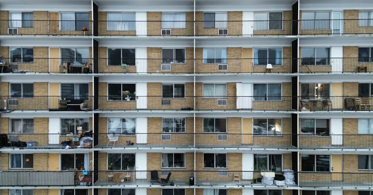 denkstromnews's tweet image. 1,9 Millionen Wohnungen leer, eine Million Menschen obdachlos und Investmentfonds kassieren Rekordrenditen. Wie das möglich ist und wer es verhindert, dass sich das ändert.

#Investigativ #Recherche