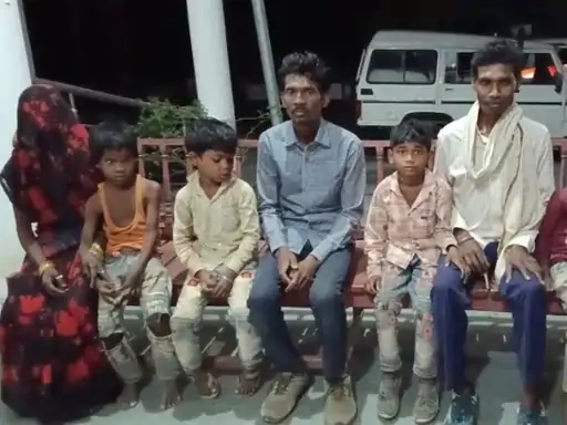 DeshbandhuMp's tweet image. आम खाने की जिद में 30 KM पैदल चले 4 मासूम, भीषण गर्मी में नंगे पैर मिले बच्चे, पन्ना में बचाई गई

deshbandhump.com/post/in-the-in…

#Panna #Satna #MPNews #KidsStory #Humanity #BreakingNews #ChildSafety #Heatwave #ViralNews #GoodNews @PannaPolice @SatnaPolice @MPPoliceDept @DGP_MP