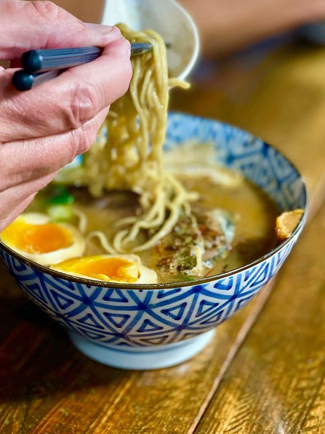 junedarville's tweet image. 🍜 𝐓𝐡𝐞 𝐔𝐥𝐭𝐢𝐦𝐚𝐭𝐞 𝐑𝐚𝐦𝐞𝐧 𝐁𝐫𝐨𝐭𝐡 𝐆𝐮𝐢𝐝𝐞
🍜 The soul of Japanese #noodles! Do you know the 4 different types of ramen broth in #Japan,  their characteristics, and how to enjoy them? #ramen
🍜 𝐑𝐞𝐚𝐝 𝐦𝐨𝐫𝐞 &amp;gt;&amp;gt; lucandjune.com/ramen-broth/
