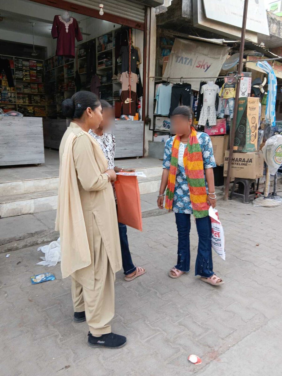 saharanpurpol's tweet image. #SaharanpurPolice
#PoliceAction
#GoodWorkUPP

➡️आज दिनांक 24.04.2026 को थाना नागल, सहारनपुर क्षेत्रांतर्गत महिला सशक्तिकरण अभियान मिशन शक्ति फेज 5.0 के चरण-2 के तहत एंटी रोमियो टीम द्वारा दोपहर के समय बाजार क्षेत्र में विशेष जागरूकता अभियान चलाया गया। इस दौरान बाजार में आने-जाने