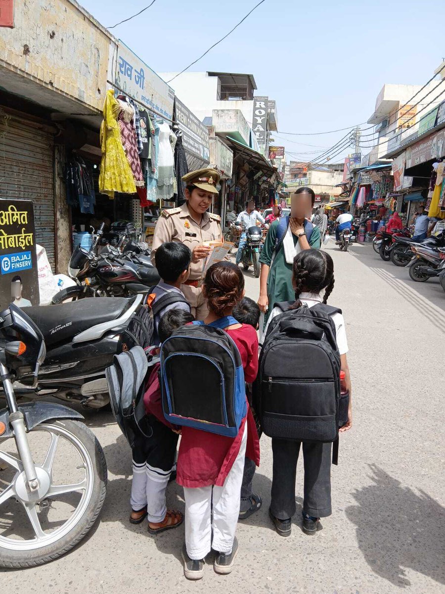 saharanpurpol's tweet image. #SaharanpurPolice
#PoliceAction
#GoodWorkUPP

➡️आज दिनांक 24.04.2026 को थाना नागल, सहारनपुर क्षेत्रांतर्गत महिला सशक्तिकरण अभियान मिशन शक्ति फेज 5.0 के चरण-2 के तहत एंटी रोमियो टीम द्वारा दोपहर के समय बाजार क्षेत्र में विशेष जागरूकता अभियान चलाया गया। इस दौरान बाजार में आने-जाने