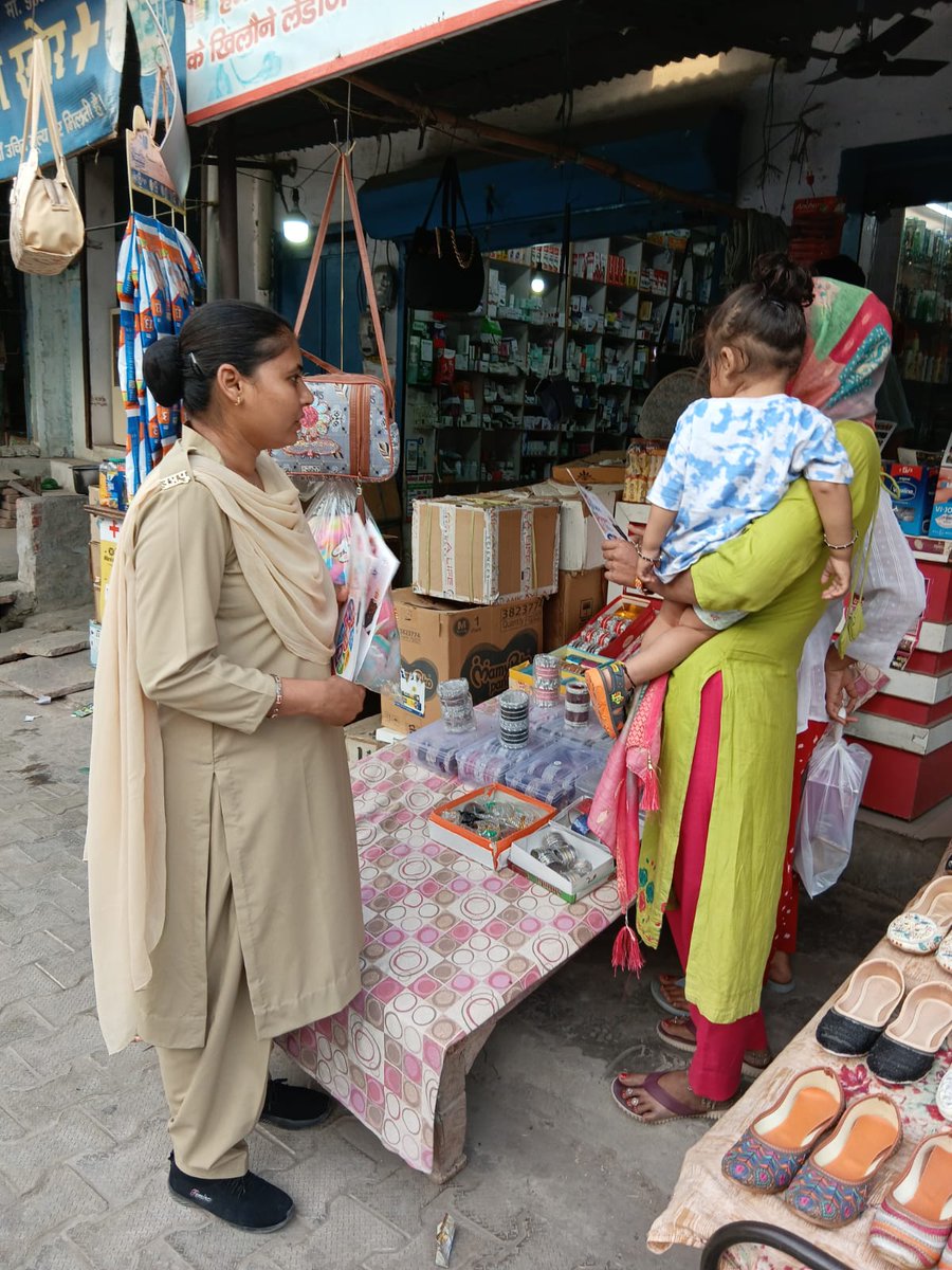 saharanpurpol's tweet image. #SaharanpurPolice
#PoliceAction
#GoodWorkUPP

➡️आज दिनांक 24.04.2026 को थाना नागल, सहारनपुर क्षेत्रांतर्गत महिला सशक्तिकरण अभियान मिशन शक्ति फेज 5.0 के चरण-2 के तहत एंटी रोमियो टीम द्वारा दोपहर के समय बाजार क्षेत्र में विशेष जागरूकता अभियान चलाया गया। इस दौरान बाजार में आने-जाने